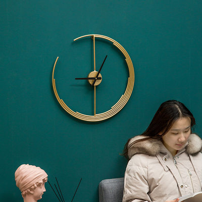 定制新中式创意艺术金色月弦静音时钟家用客厅卧室电视墙壁挂钟表