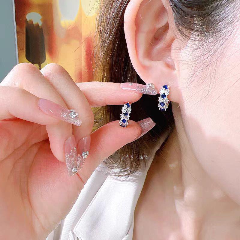 The lightly luxury blue sharp ear buttons and nails are embe