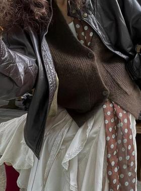 The French regurgitated white lace lined up with a hive over