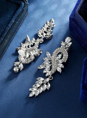 O.S. Fashion atmosphere exaggerates and embellishes the anci