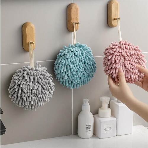 Snowel wipes the handball bathroom with a handkerchief and a