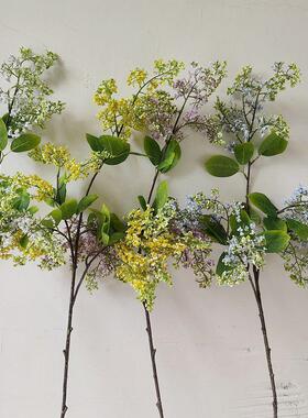 Theres a lot of bouquets of bouquets in the flowering dinin