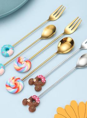 Rusty steel spoons with 430 coloured sets of souped, creativ