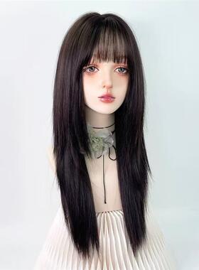 The hair is black, straight-headed, lolitazily, seacos, high