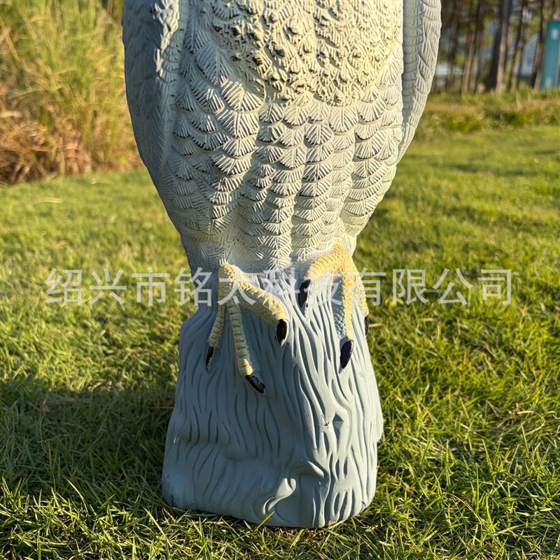 Its like a real eagle with a gardening scavenger animal bai