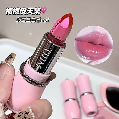 The make-up TIIIM colored lips creamed with the lips of the