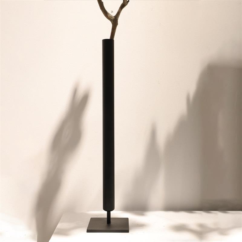 Its a simple, modern, silent-winding living room with a met