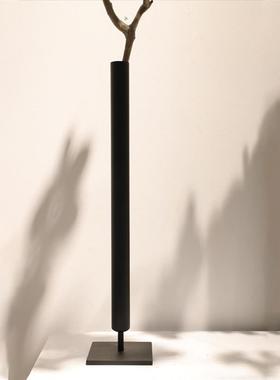 Its a simple, modern, silent-winding living room with a met