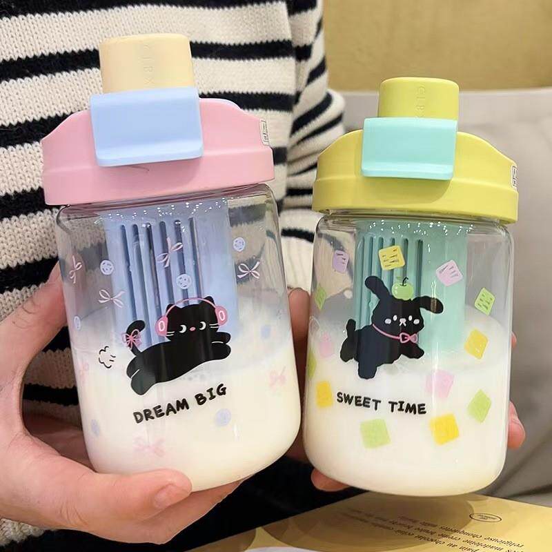 Cutie cat double-drink straw-cracking cups. Cutie cups with
