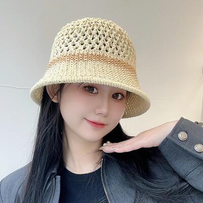 In the summer, the lady with the air hat weaves the grass ha