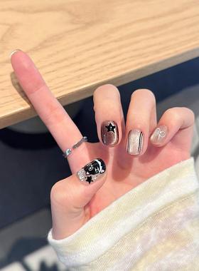 Little Red Booker paints a little black cat, a cats eye pai