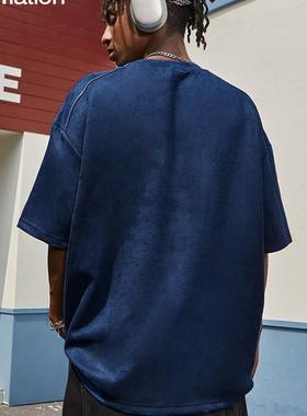 Quicken men dressed in velvet t-shirts in the summer and sum