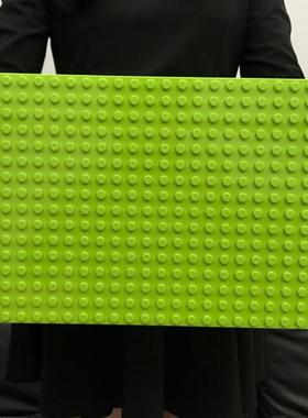 The children on the floor of the masonry wall taught the des