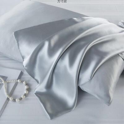 An ice-coated silk-coated silk-coated pillowcase with a thic