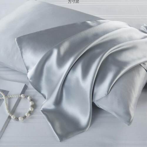 An ice-coated silk-coated silk-coated pillowcase with a thic
