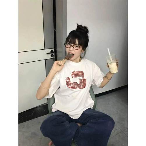 A 2025-dollar heavy-sleeved T-shirt for a girl with a white