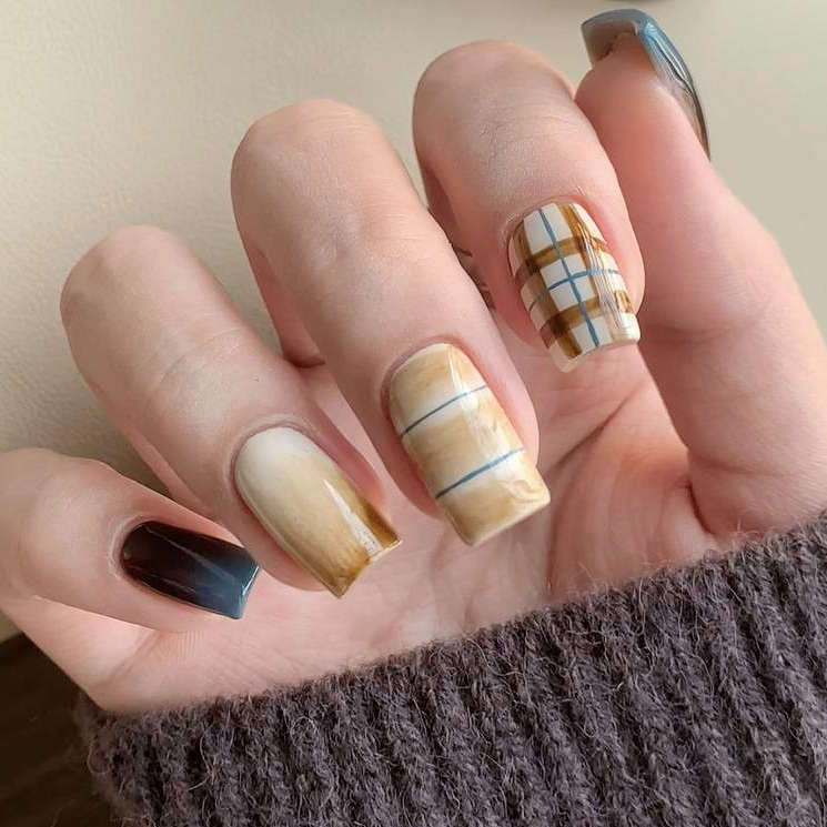 纯手工穿戴美甲成品短款显白高级温柔秋冬棕咖蓝白格纹美式百搭简