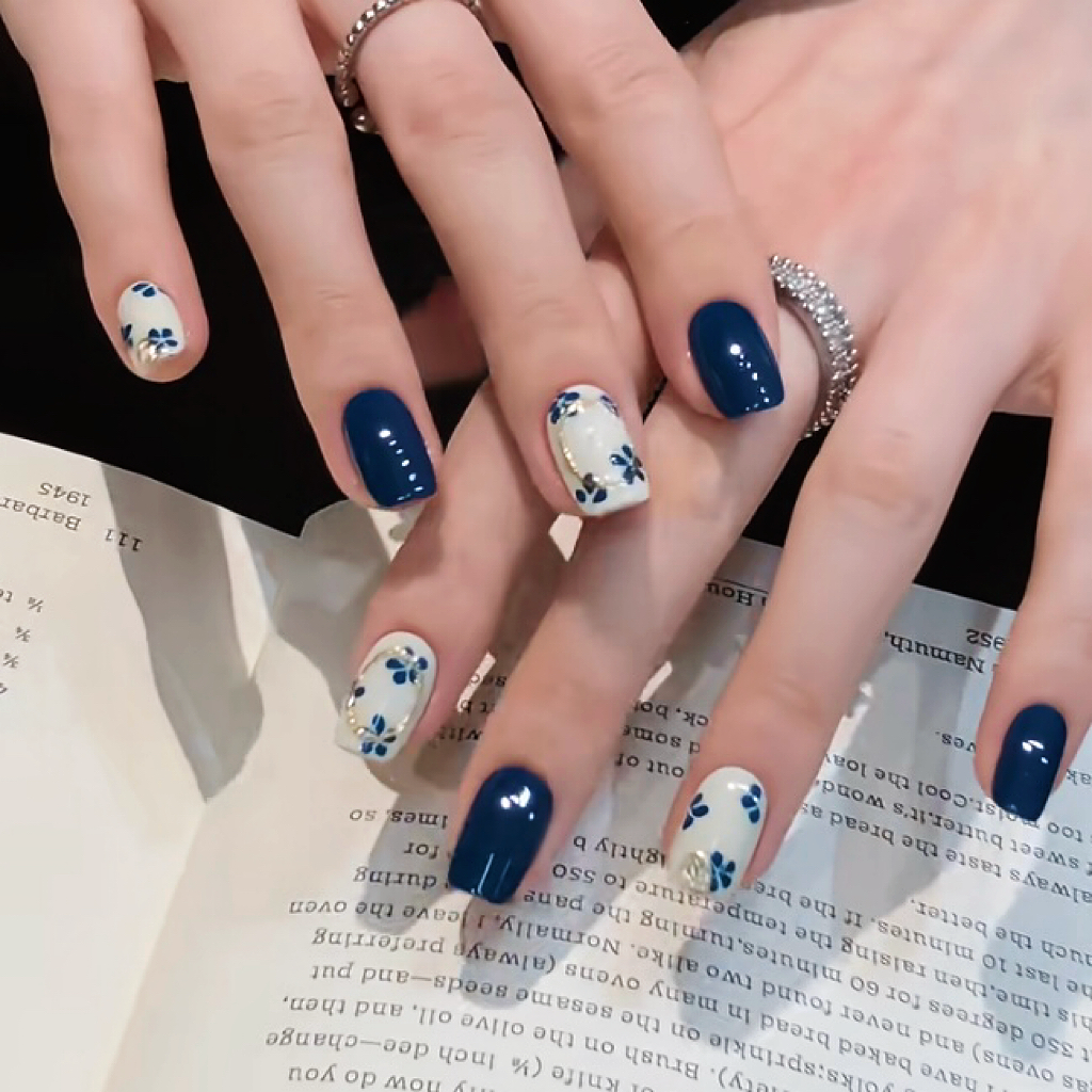 纯手工穿戴美甲短款成品青花瓷显白秋冬温柔高级感蓝白小花气质金