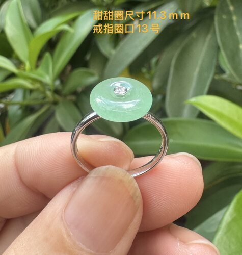 18 K金钻镶嵌天然A货翡翠甜甜圈戒指