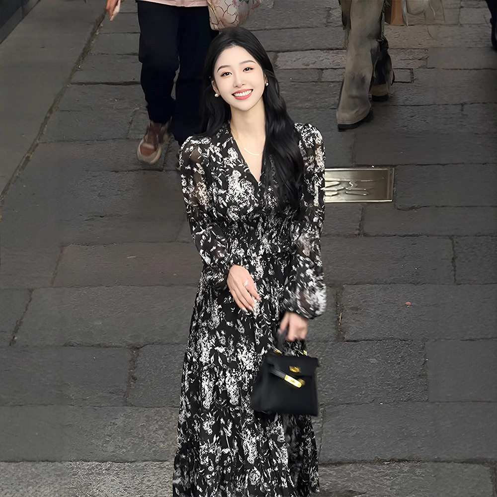 茶歇气质显瘦碎花长袖连衣裙2026新款今年流行爆款女款收腰长裙子