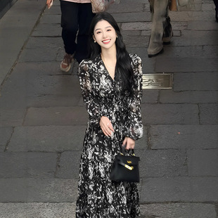 茶歇气质显瘦碎花长袖连衣裙2026新款今年流行爆款女款收腰长裙子