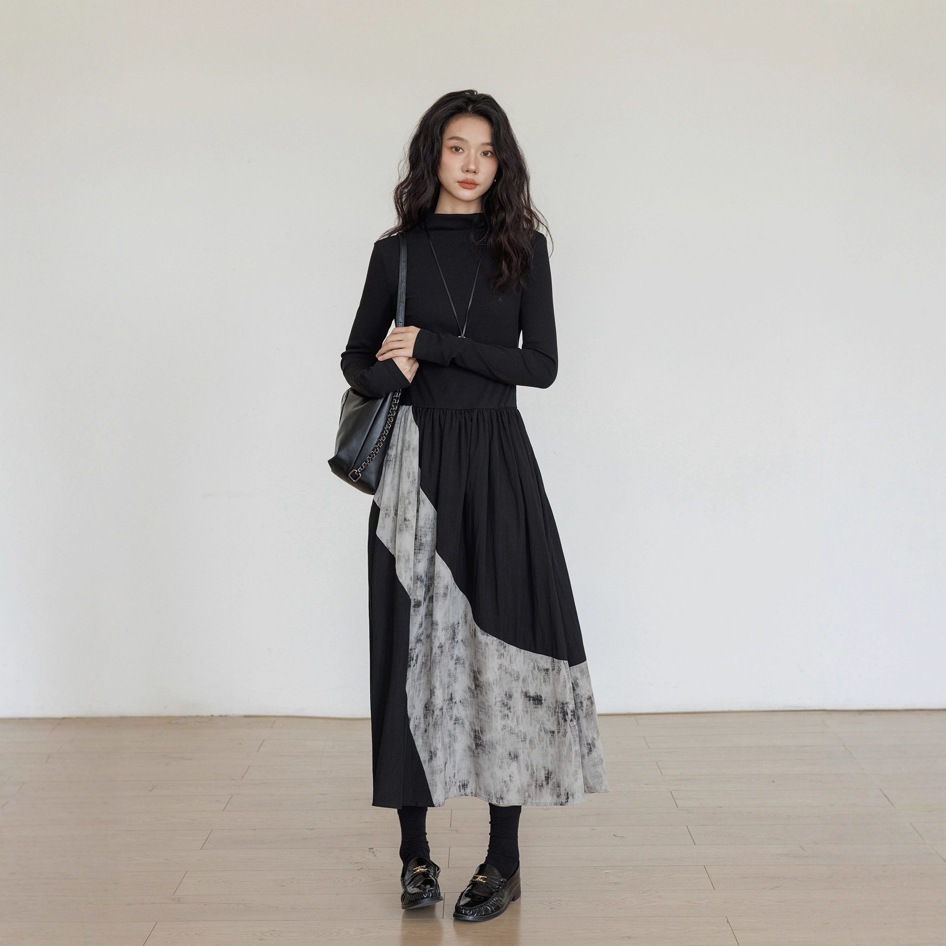 法式设计感针织连衣裙女2025秋季新款轻熟风气质显瘦印花拼接长裙