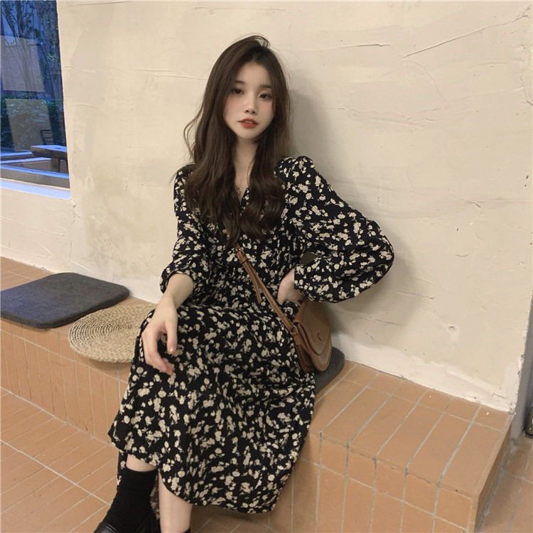 温柔风碎花V领连衣裙女秋季2025新款长款过膝高腰气质长袖A字裙子