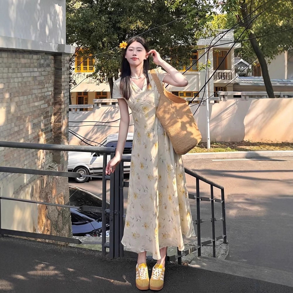 法式小香风黄色碎花泡泡袖连衣裙女夏季新款小个子收腰短袖长裙子