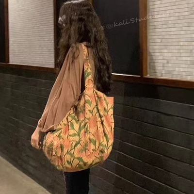 秋日氛围感拉满!复古卡其花卉撞色波点斜挎包大容量百搭单肩包包