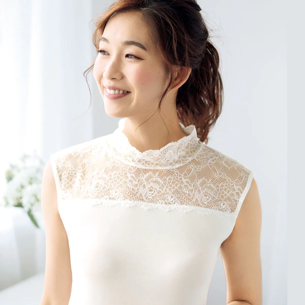 蕾丝高领打底无袖背心