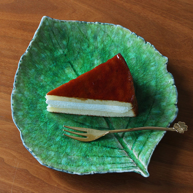 日本代购COSTA NOVA圆叶形陶瓷甜点盘 绿色冰裂釉手工 盘子