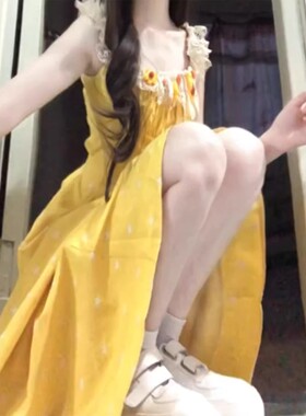 法式黄色碎花吊带连衣裙子女春夏季2026新款海边度假穿搭收腰长裙