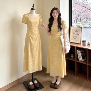 黄色提花方领正肩连衣裙女2026新款夏大码胖mm掐腰巨好看国风裙子