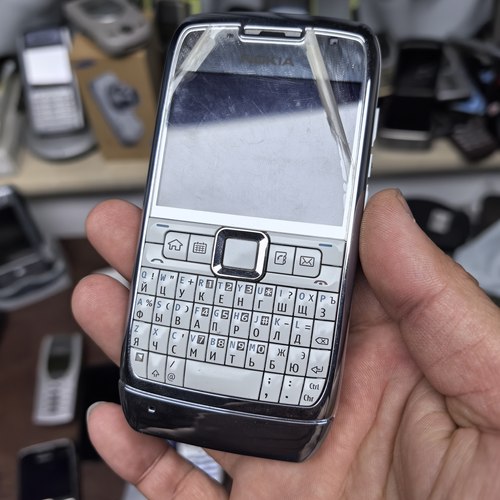 诺基亚 E71 库存带膜。金属全键盘 俄罗斯版