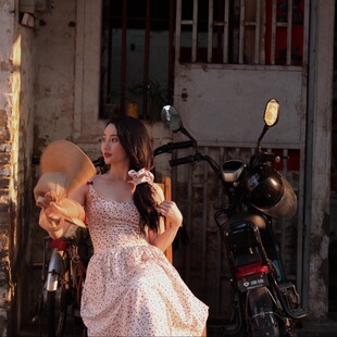 喵吉温柔风甜美无袖收腰露背渡假裙小个子长款碎花吊带连衣裙女夏