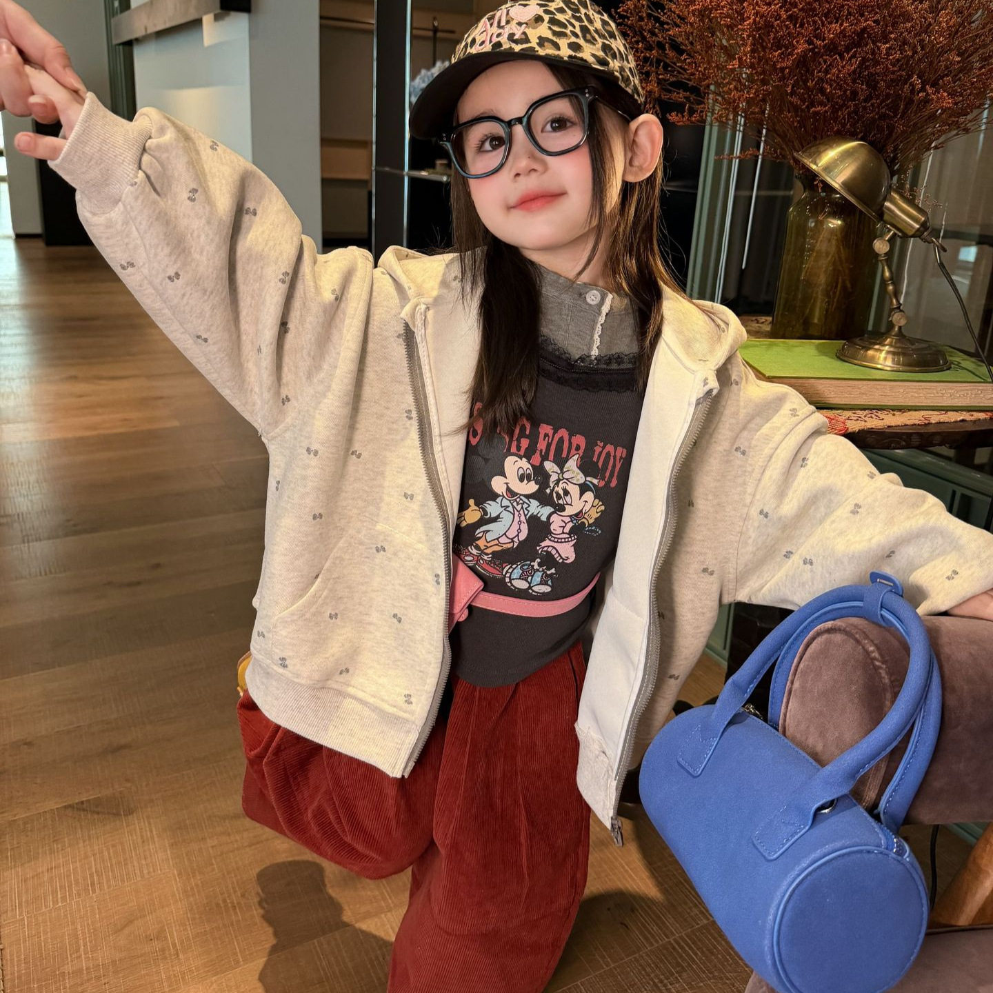 维尼果童装 2026秋季新款童装 韩版女童蝴蝶结印花款式连帽外套