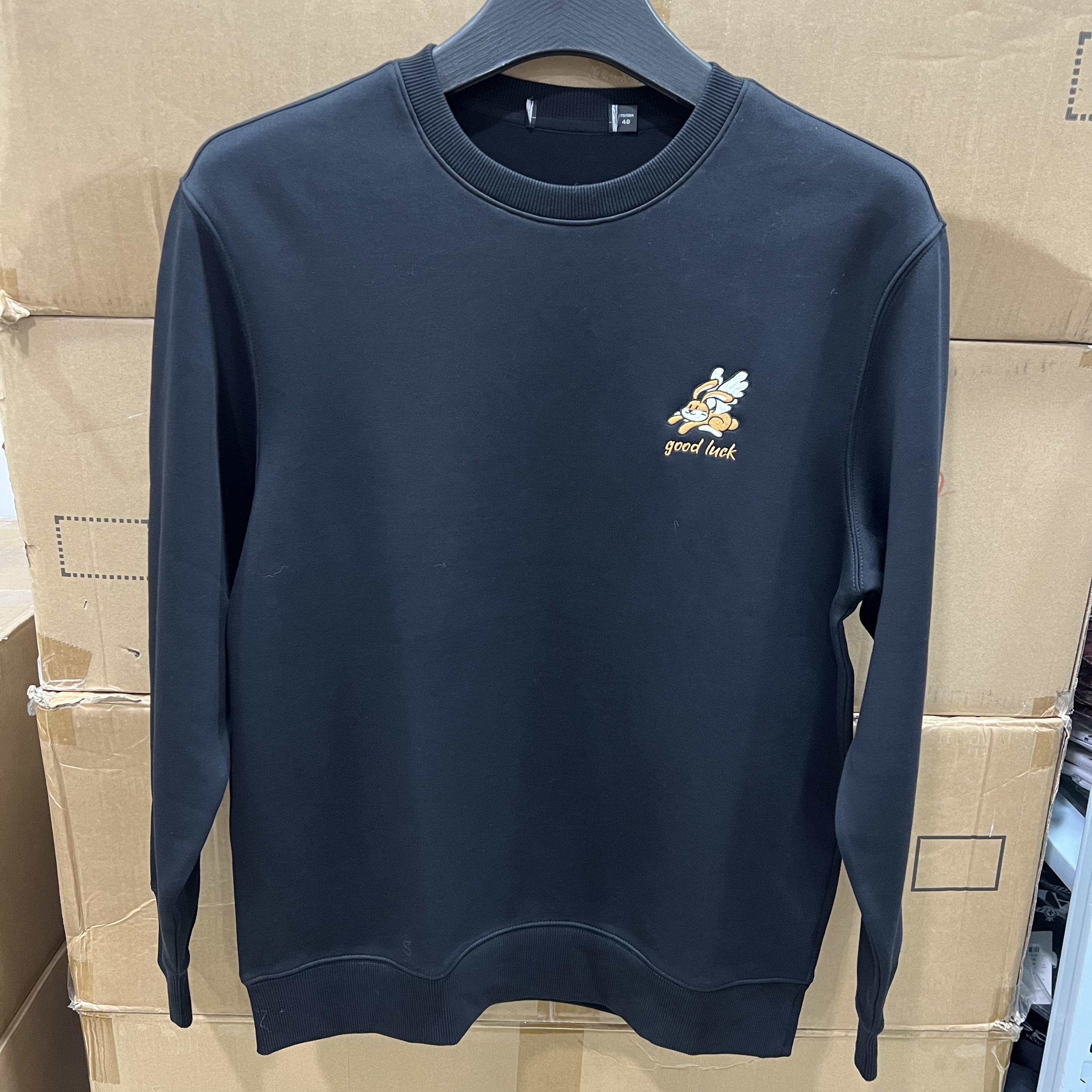7041撤柜剪标黑色刺绣小兔子卫衣