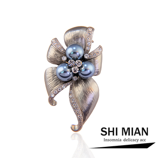 气质小众知性灰色珍珠花朵胸针女高档精致西装大衣胸花别针配饰礼