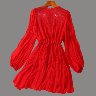 时尚圆领灯笼袖蕾丝拼接柞桑蚕丝抽绳束腰大裙摆喜气红色连衣裙女