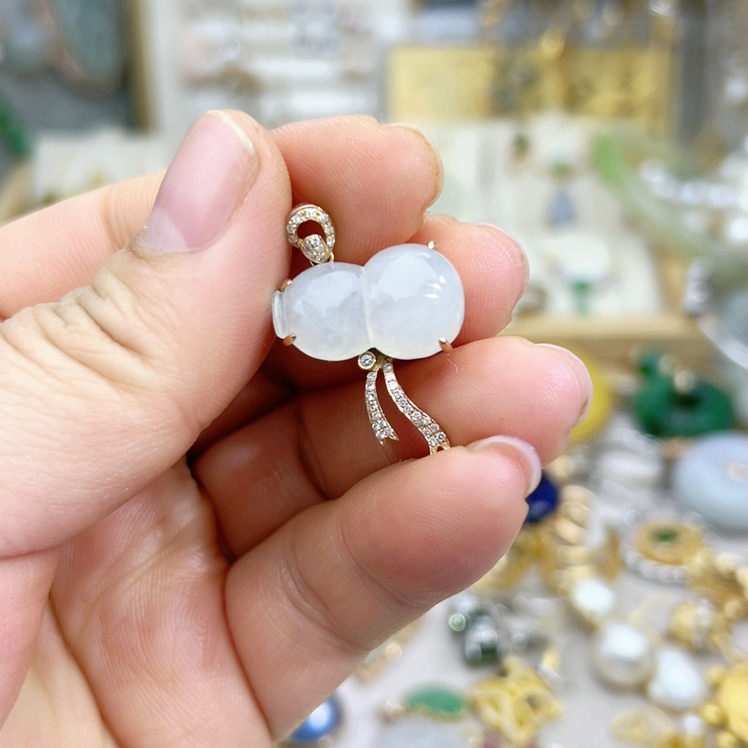 18k金5克2100元钻石葫芦吊坠