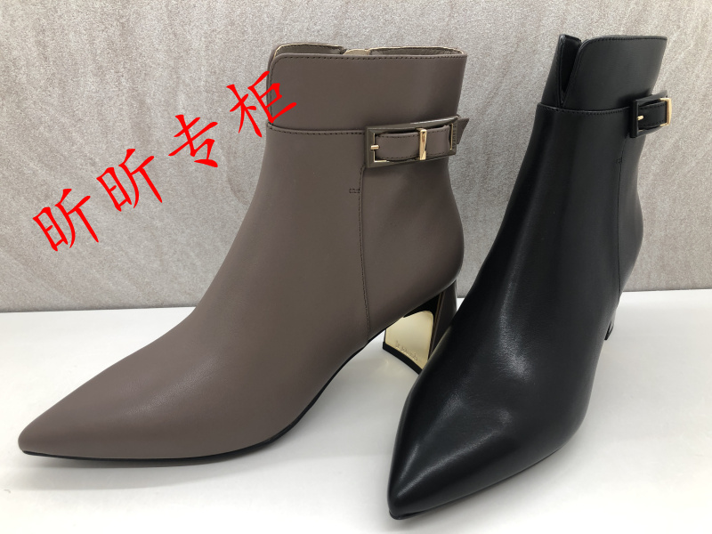 莱尔斯丹尖头皮带扣粗高跟短靴女
