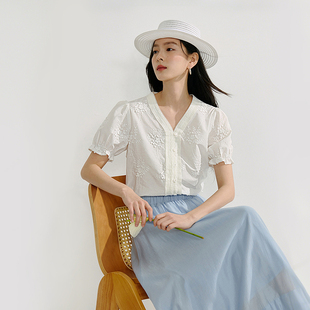 【一秒入夏】茵曼夏季法式V领重工刺绣衬衫度假风泡泡袖宽松上衣
