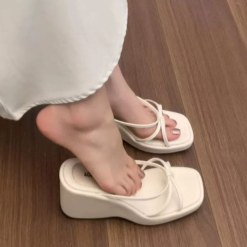 黑色坡跟夹脚人字拖鞋女夏外穿2026新款配裙子高跟凉鞋厚底凉拖鞋