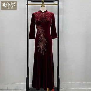 加长款鱼尾连衣裙新款丝绒妈妈礼服优雅刺绣重工喜婆婆旗袍婚宴装