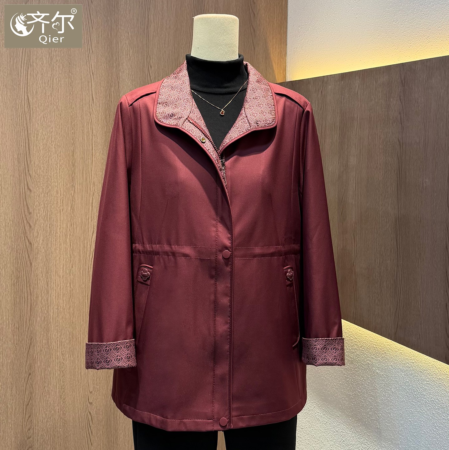 品牌高贵妈妈秋装巨好看外套2026新款中老年女阔太太时尚翻领风衣