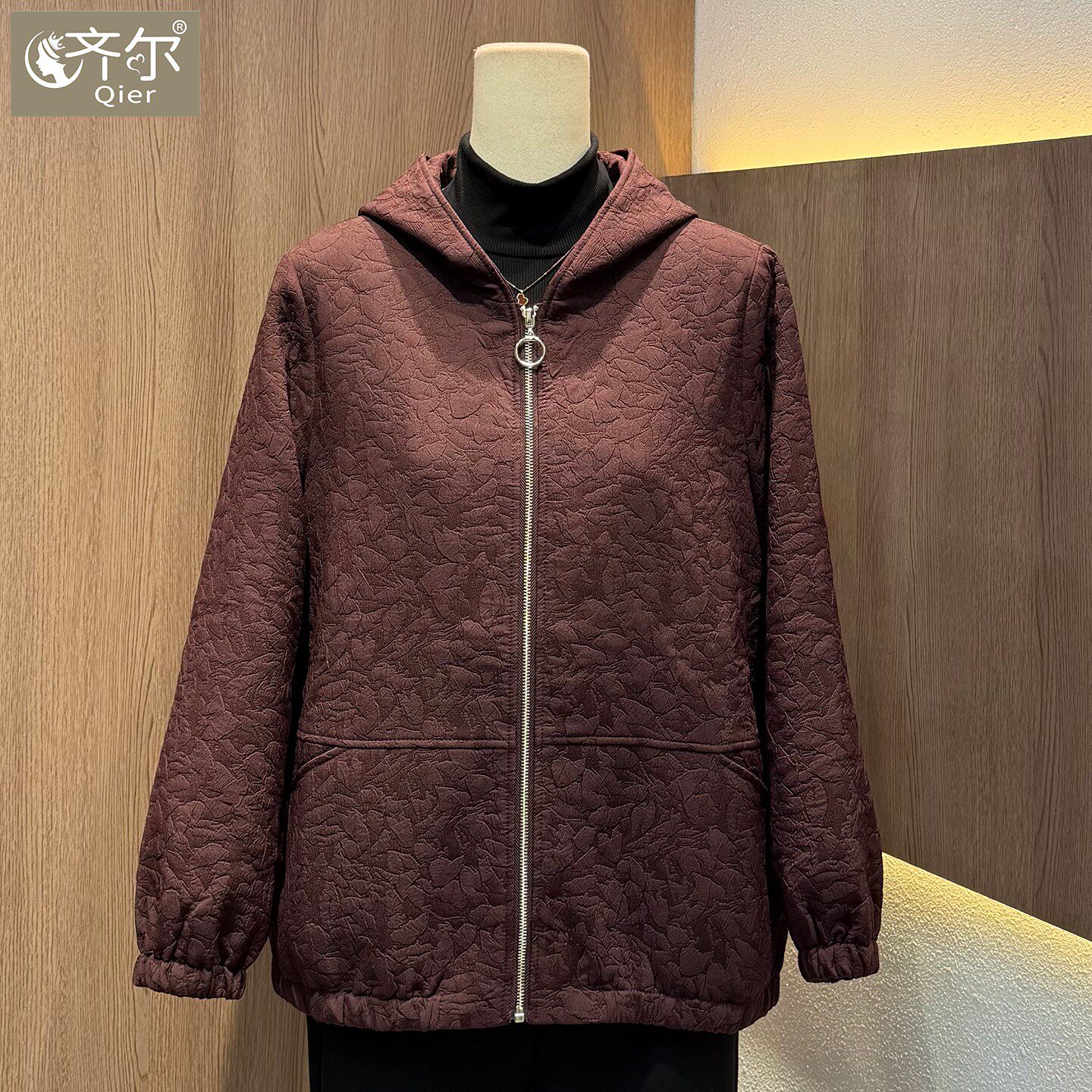 品牌妈妈装秋季连帽短外套女2026新款紫色减龄妈妈装大码显瘦夹克