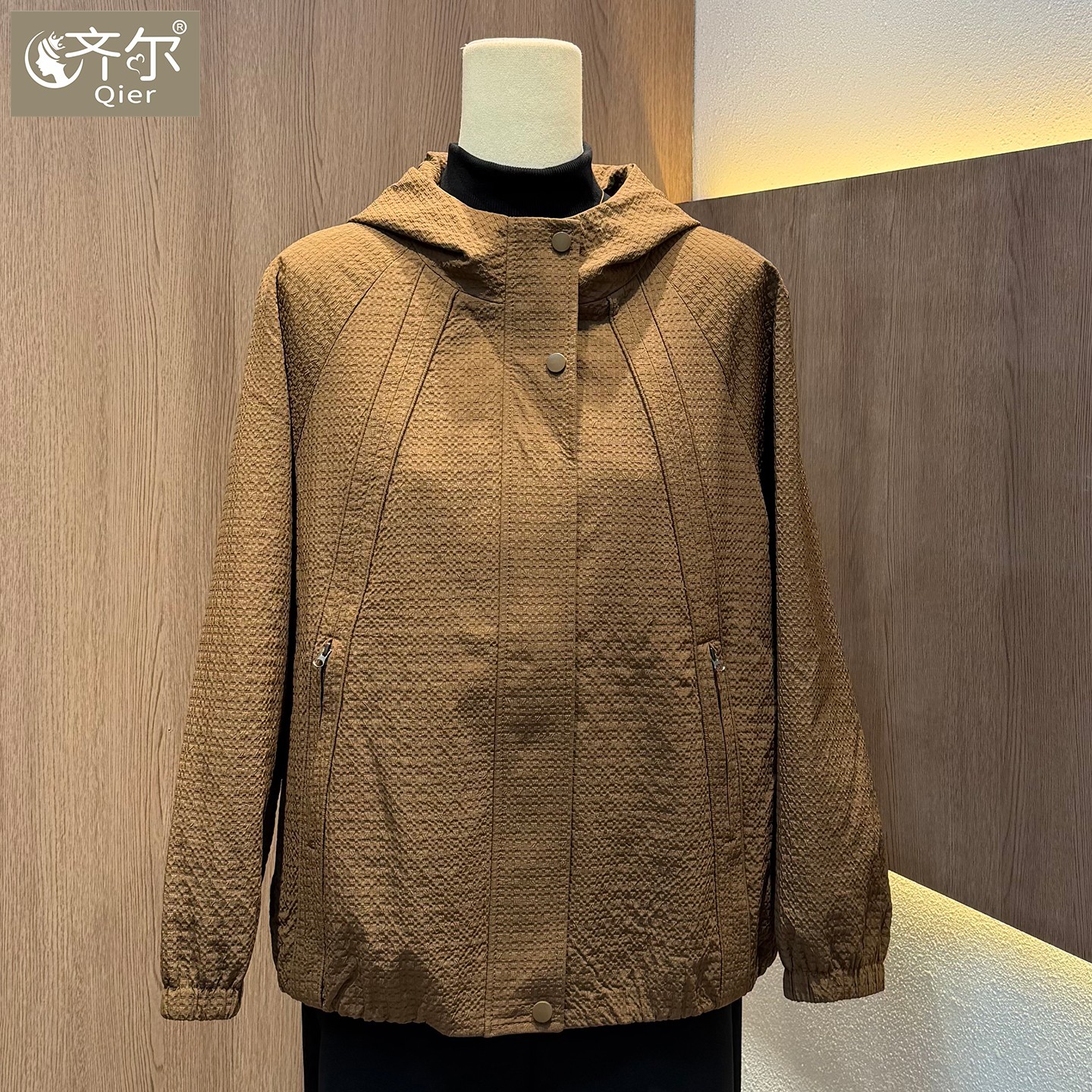 品牌时尚短款连帽风衣外套秋季妈妈宽松洋气上衣休闲中老年人女装