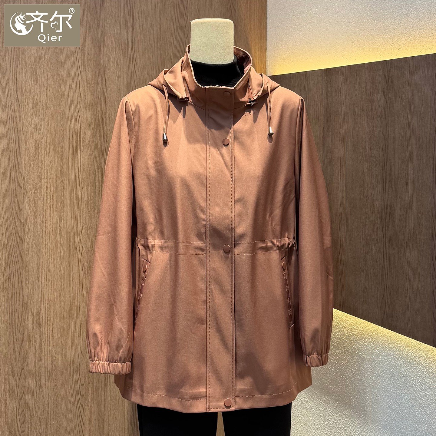 品牌中年妈妈秋装上衣外套女洋气中老年人连帽风衣夹克衫大码宽松