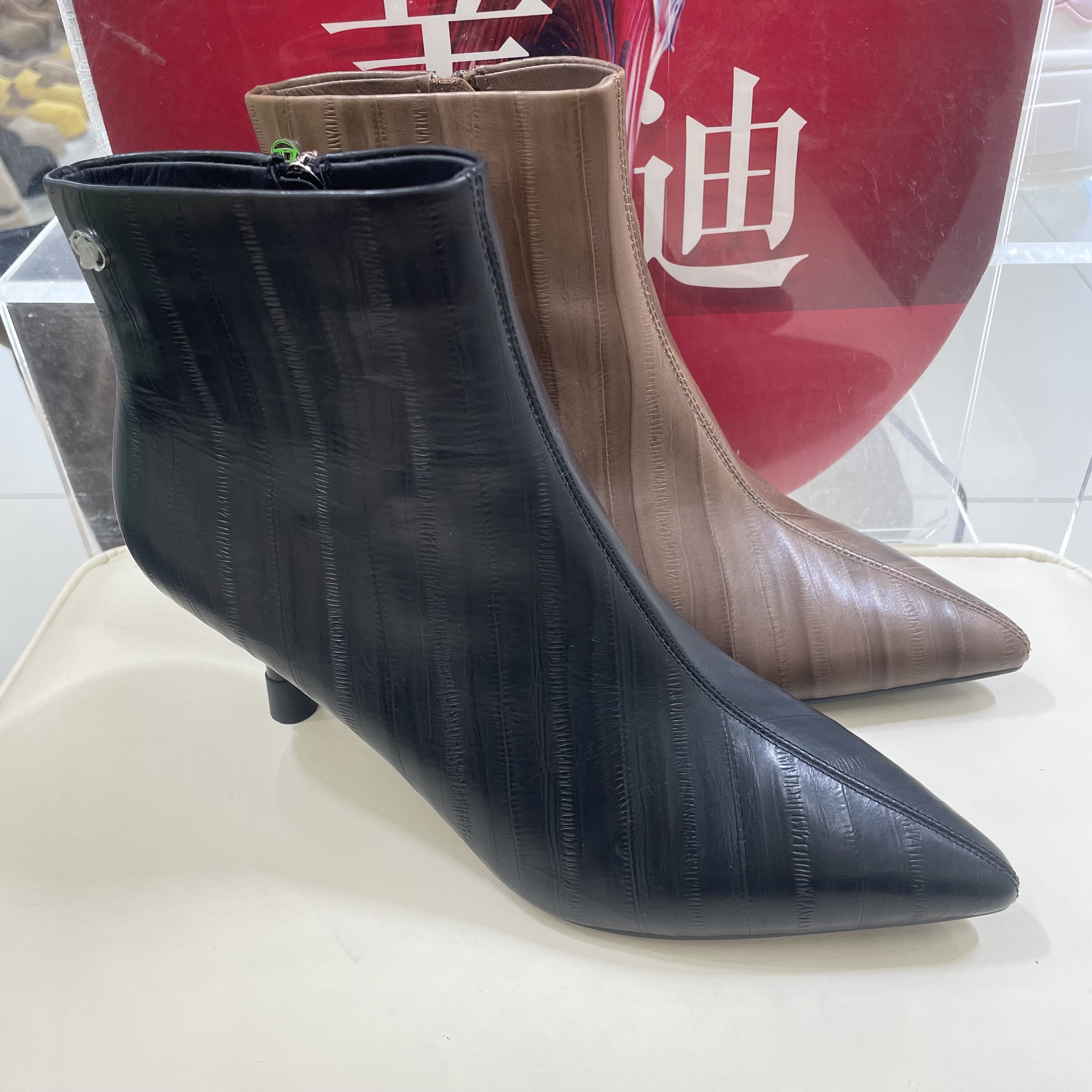 品牌牛皮真皮女鞋2025秋季新款真皮细跟尖头时装靴软皮高跟短靴女