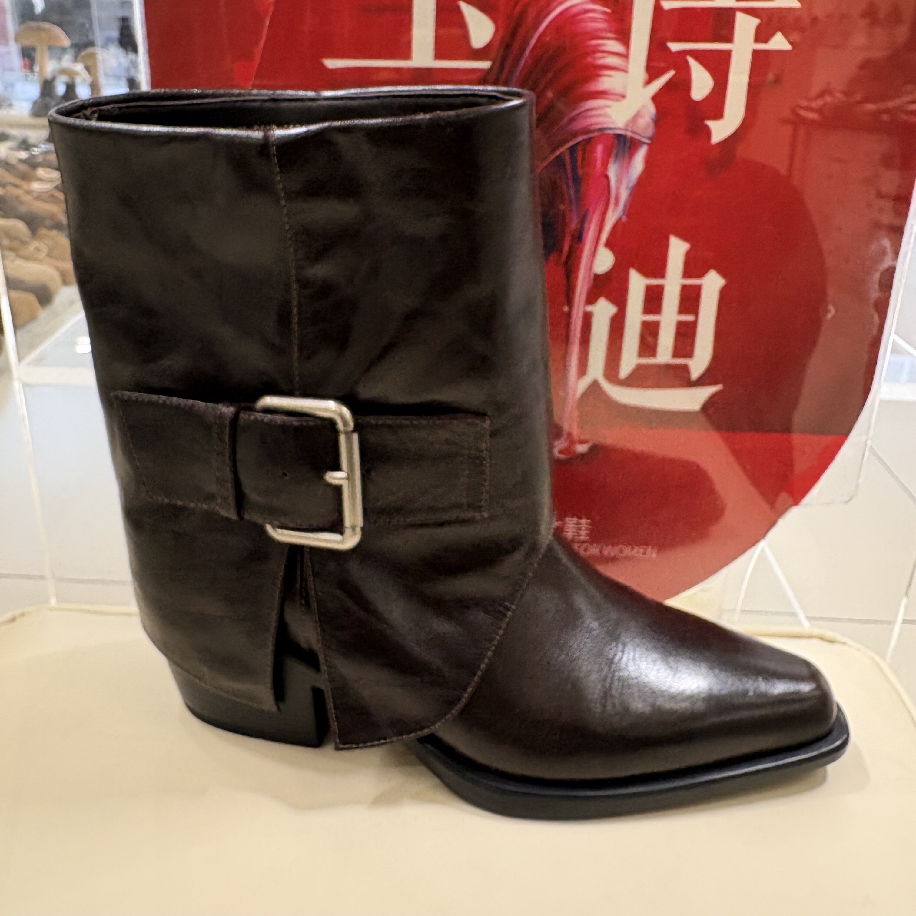 品牌牛皮尖头时装靴女2025新款时尚细跟增高气质百搭皮带扣短女靴